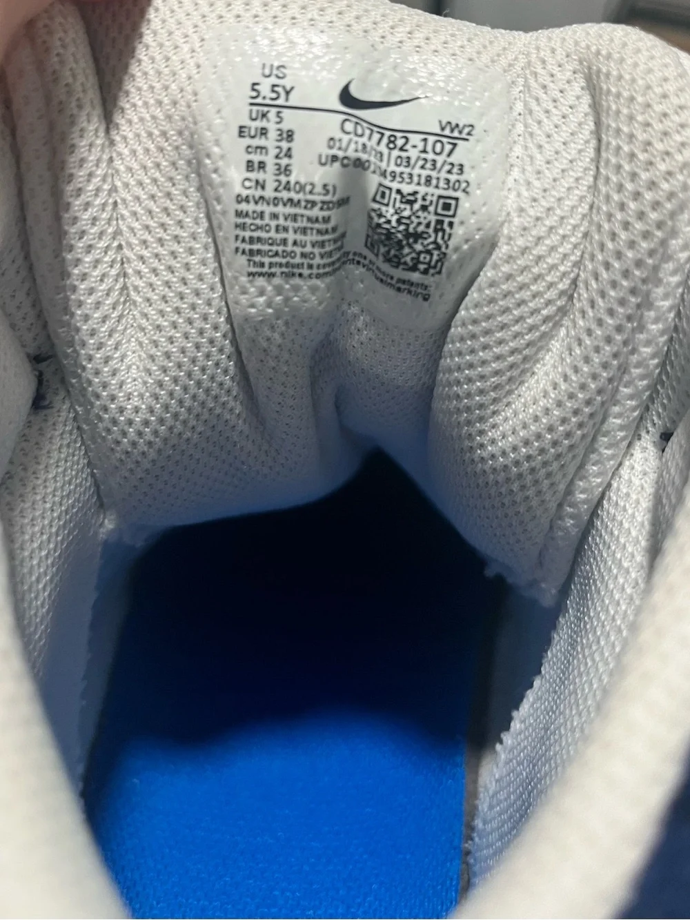 Nike court borough mid 2 sneakers size 5.5 youth
